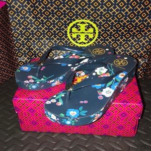 TORY BURCH. Sz 7. Flip flops. Navy Blue floral design. Excellent cond